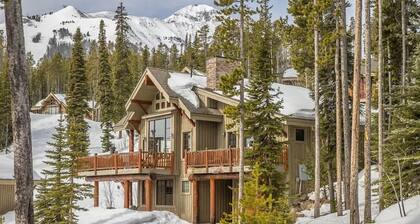Spacious Ski-In/Ski-Out Retreat