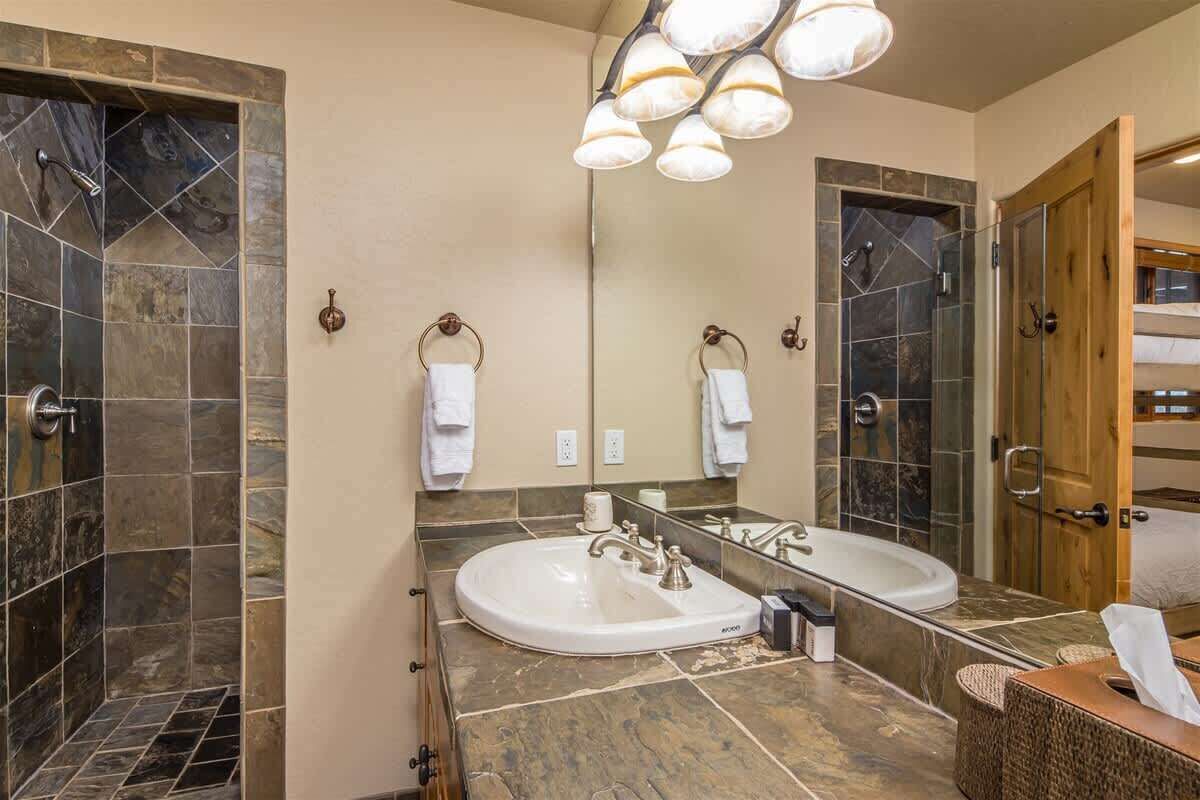 Combined shower/tub, hair dryer, towels, shampoo