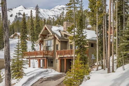 Spacious Ski-In/Ski-Out Retreat