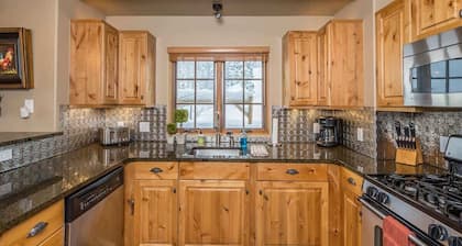 Spacious Ski-In/Ski-Out Retreat