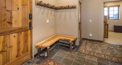 Spacious Ski-In/Ski-Out Retreat