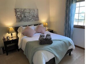 3 bedrooms, iron/ironing board, free WiFi, bed sheets - Peaceful 2br near downtown, hospitals, sports center, and restaurants (Fort Wayne)