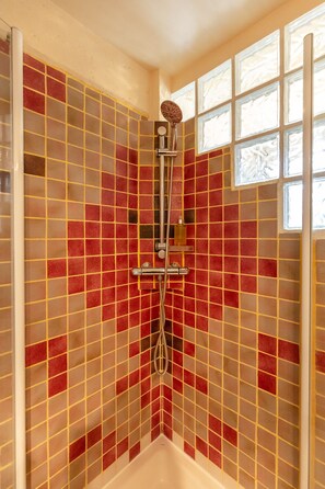 Tina, amenidades de baño gratuitas, secadora de cabello, toallas 