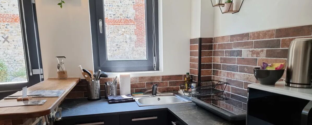 Réfrigérateur, micro-ondes, lave-vaisselle, cafetière/bouilloire