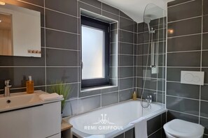 Badekar, hårtørrer, håndklæder, Sæbe