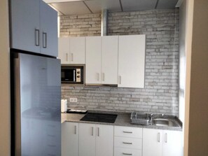 Een koelkast, een microgolfoven, een oven, een kookplaat