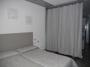 1 slaapkamer, een strijkplank/strijkijzer, gratis wifi, beddengoed