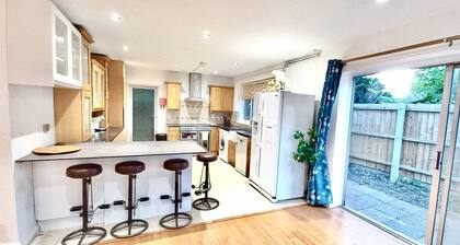 CAMBRIDGE PREMIUM LUXURY 4 Bedroom Large House with Parking| 5 mins to River Cam