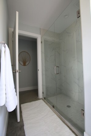 Combined shower/tub, eco-friendly toiletries, hair dryer, towels - Family Retreat on the Water (Sebastian)
