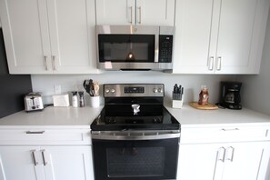 Fridge, microwave, oven, stovetop - Family Retreat on the Water (Sebastian)