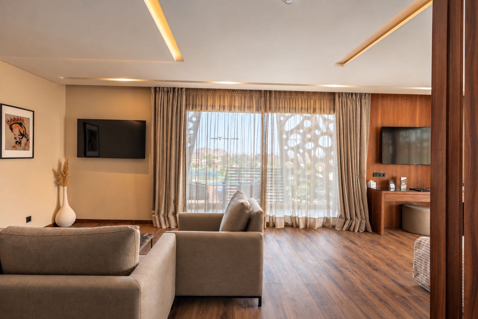 Una sala de estar moderna con un sofá, un televisor y un comedor con una mesa y sillas.