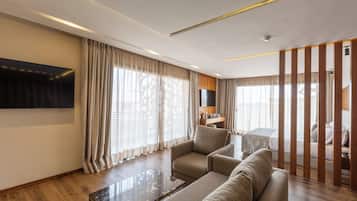 Suite ejecutiva | Ropa de cama de alta calidad, minibar, caja fuerte