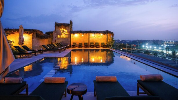 A rooftop pool with lounge chairs and a view of the cityscape. - Longue Vie Hôtels (Marrakech)