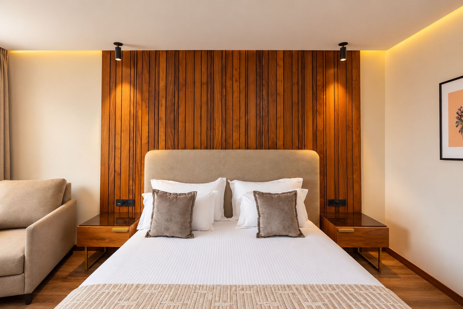 Un dormitorio moderno con una cama grande, dos mesitas de noche, una silla y un panel de pared de madera.