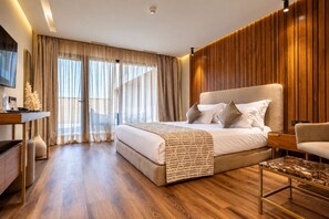 A modern hotel room with a large bed, a desk, and a seating area. - Longue Vie Hôtels (Marrakech)