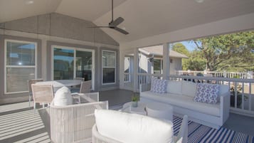 Rumah, Beberapa Tempat Tidur, dapur, pemandangan laut sebagian | Teras/patio