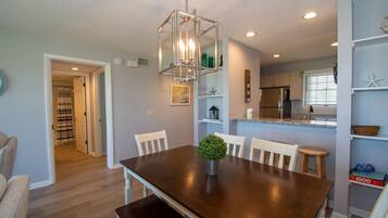 Condo, Multiple Beds, Balcony, Ocean View | In-room dining