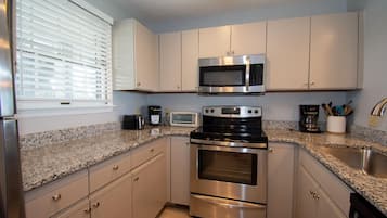Condo, varias camas, balcón, vista al océano | Cocina privada | Cafetera y tetera