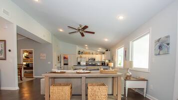 Hus, flere senger, kjøkken, utsikt mot golfbane (758 Marlin Dr) | Eget kjøkken | Kaffetrakter/tekoker