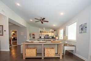 Casa, varias camas, cocina, vista al campo de golf (758 Marlin Dr) | Cocina privada | Cafetera y tetera 