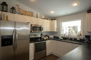 Casa, varias camas, cocina, vista al campo de golf (758 Marlin Dr) | Cocina privada | Cafetera y tetera 