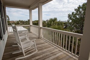 Casa, varias camas, balcón, vista al océano | Vista del balcón