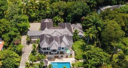 Luxury villa with a breathtaking view of the ocean