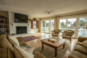 Ferienhaus, Mehrere Betten, Balkon, eingeschränkter Meerblick | Wohnbereich