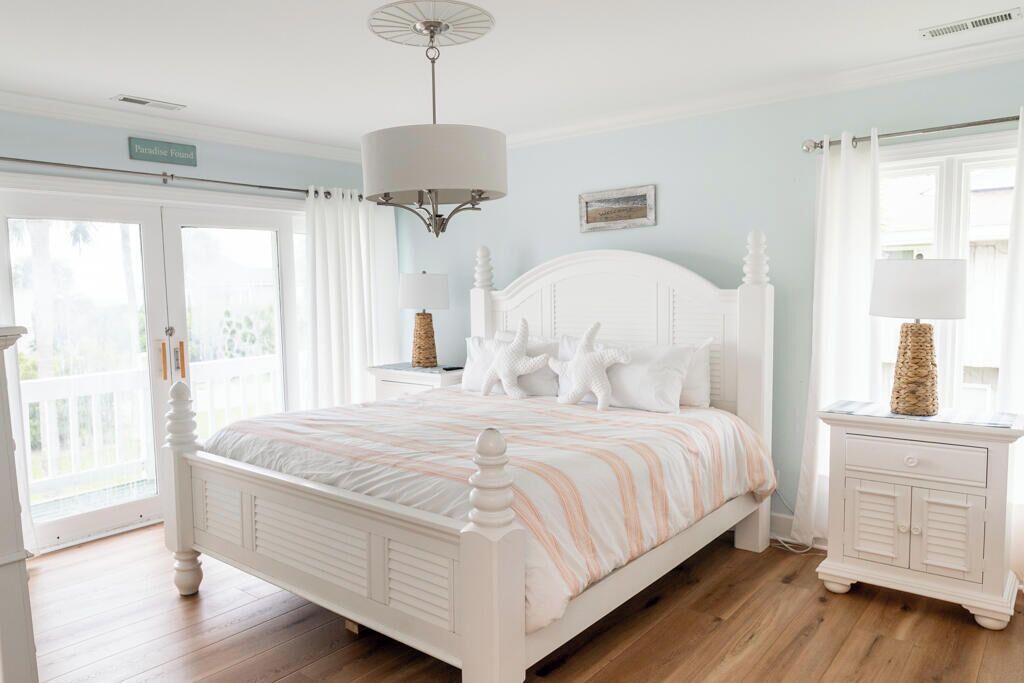 7 bedrooms, individually decorated, individually furnished, bed sheets