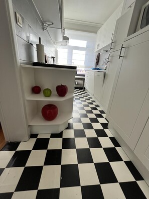 冰箱、微波炉、烤箱、炉灶