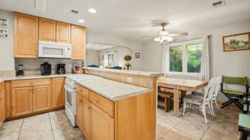 Casa, varias camas, cocina, vista al jardín | Cocina privada | Cafetera y tetera