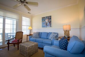 Casa, varias camas, balcón | Área de sala de estar