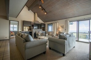 Casa, várias camas, cozinha, vista para o oceano | Sala de estar