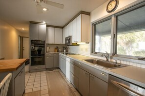 Casa, várias camas, cozinha, vista para o oceano | Cozinha privada | Cafeteira/chaleira, mesas de jantar