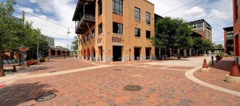 Historic Pearl Brewery home with Pool and Hot Tub