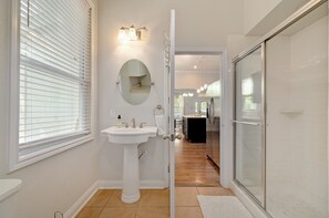 Combined shower/bathtub - Historic Pearl Brewery home with Pool and Hot Tub (San Antonio)
