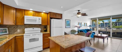 Frigorifero, microonde, forno, piano cottura