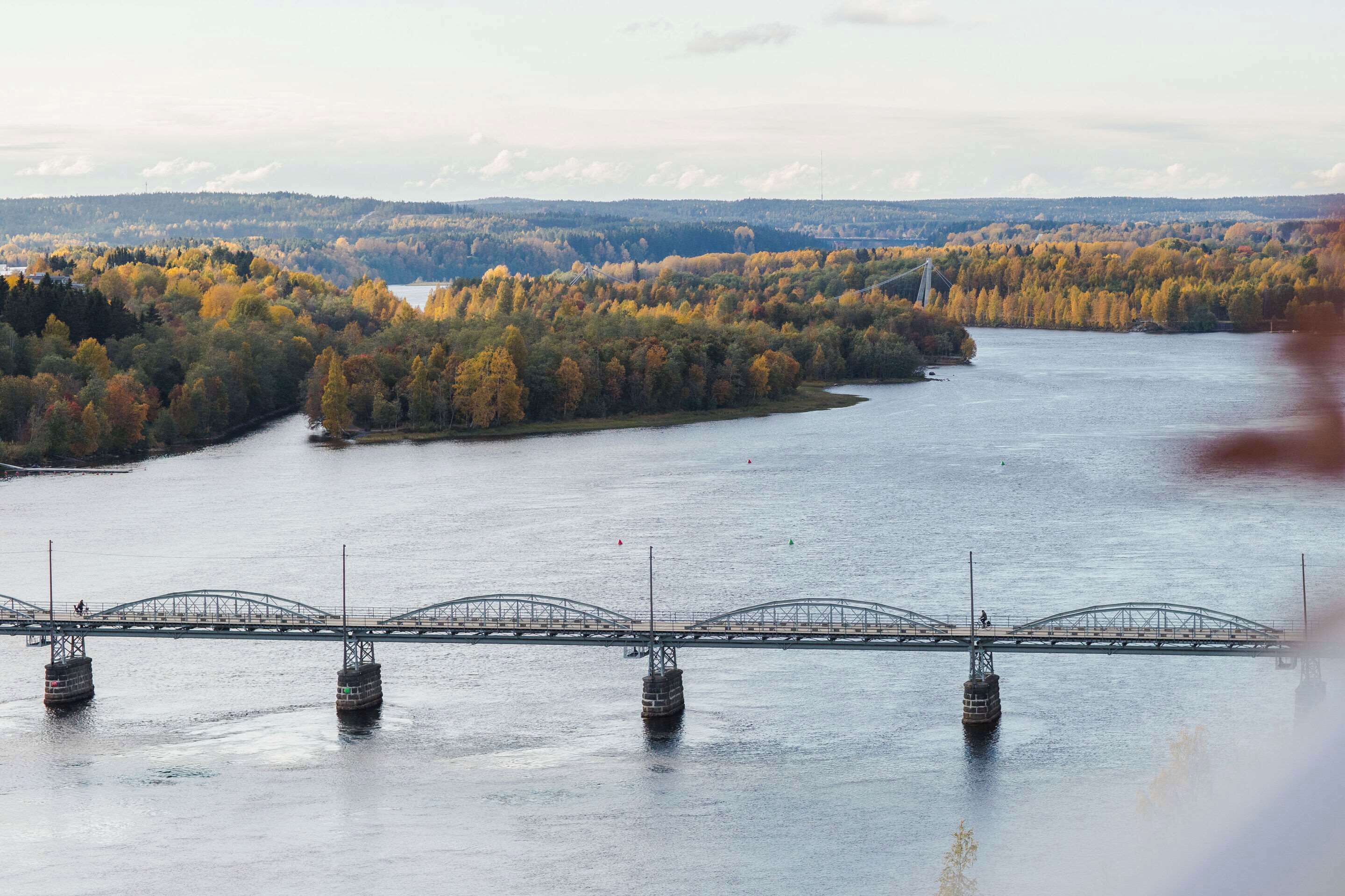 Een rivier met een brug en boten.