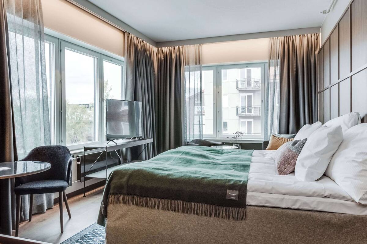 family room, non smoking | minibar, desk, laptop workspace, blackout curtains