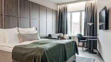 Familjerum - icke-rökare | Minibar, skrivbord, arbetsyta för laptop och mörkläggningsgardiner