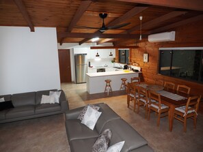 Smart-TV, Kamin, DVD-Player, Bücher