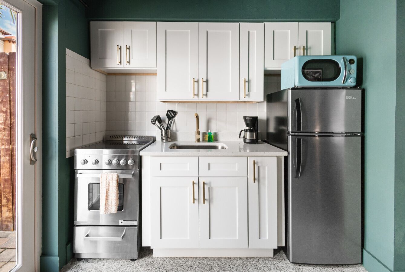Coffee/tea maker, fridge, microwave, oven