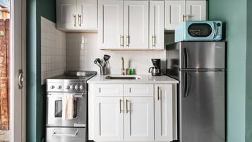 Coffee/tea maker, fridge, microwave, oven