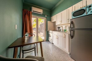 Fridge, microwave, oven, stovetop - 108 · ☀Pool✔ Kitchen✔ Beach✔ Self Checkin✔ Free Parking✔ (Clearwater)