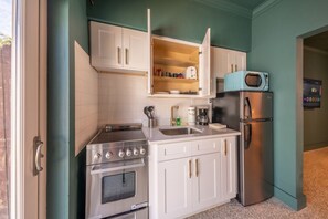 Fridge, microwave, oven, stovetop - 108 · ☀Pool✔ Kitchen✔ Beach✔ Self Checkin✔ Free Parking✔ (Clearwater)