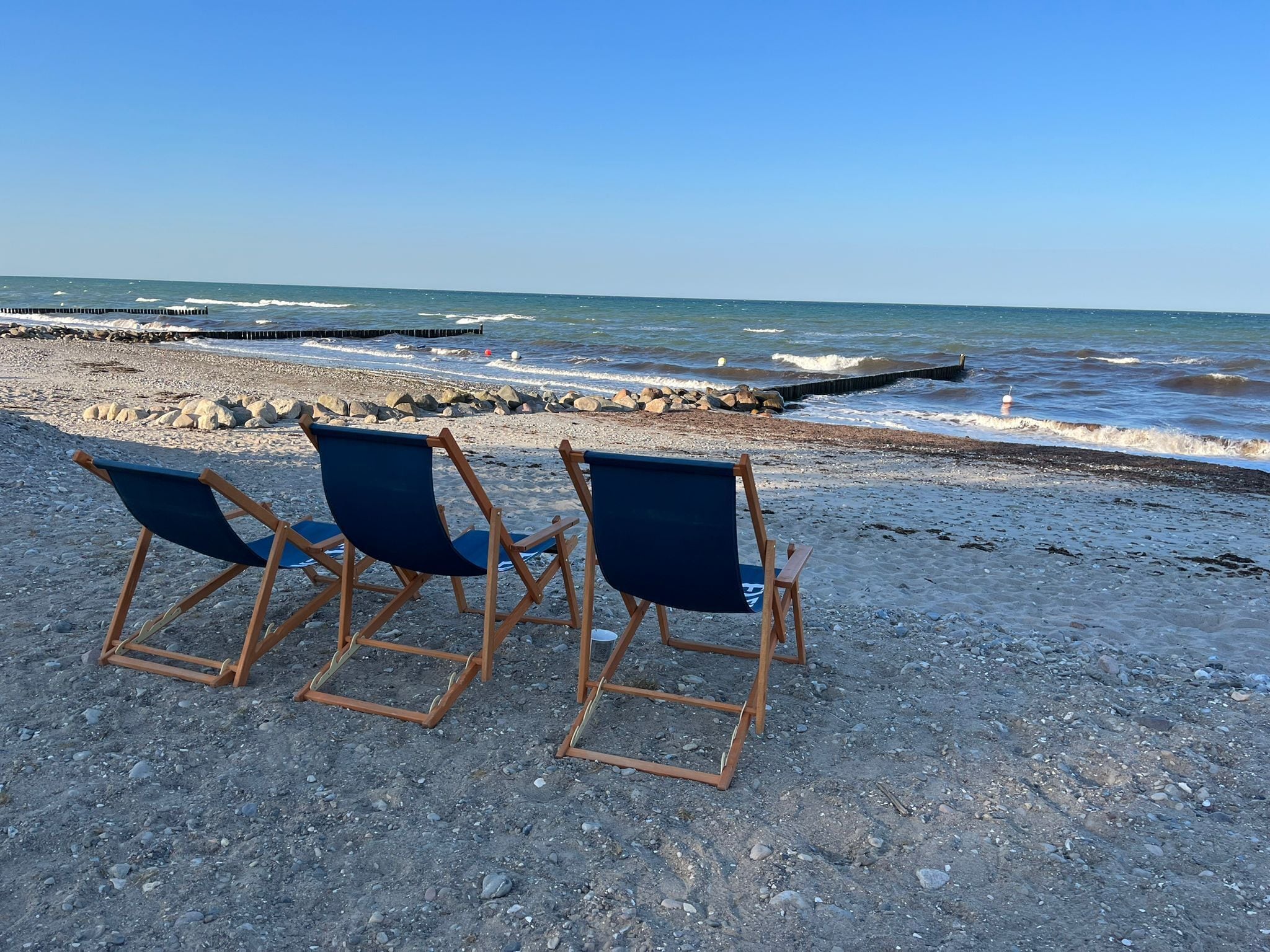 Nära stranden och solstolar