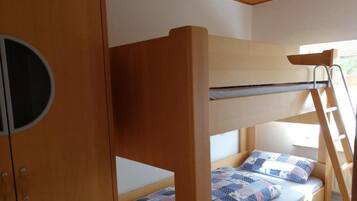 2 多间卧室、免费 WiFi、床单