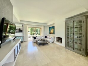 Smart TV, fireplace, books, stereo