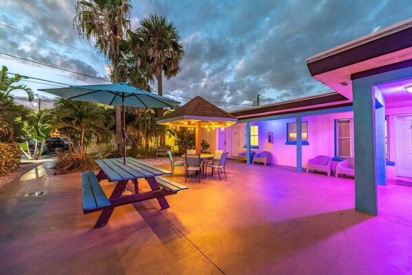 Outdoor dining - 109 · ☀Pool✔ Beach✔ Self Checkin✔ Free Parking✔ (Clearwater)