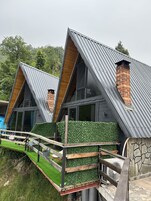 Un edificio moderno con techo inclinado y chimenea de ladrillo.